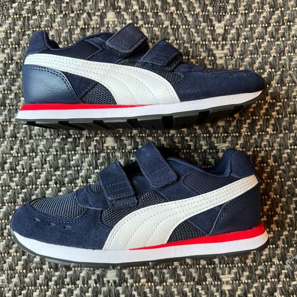 NWT/NIB Kids Puma Athletic Shoes Vista PS Velcro sz 2.5 Navy - Picture 3 of 8